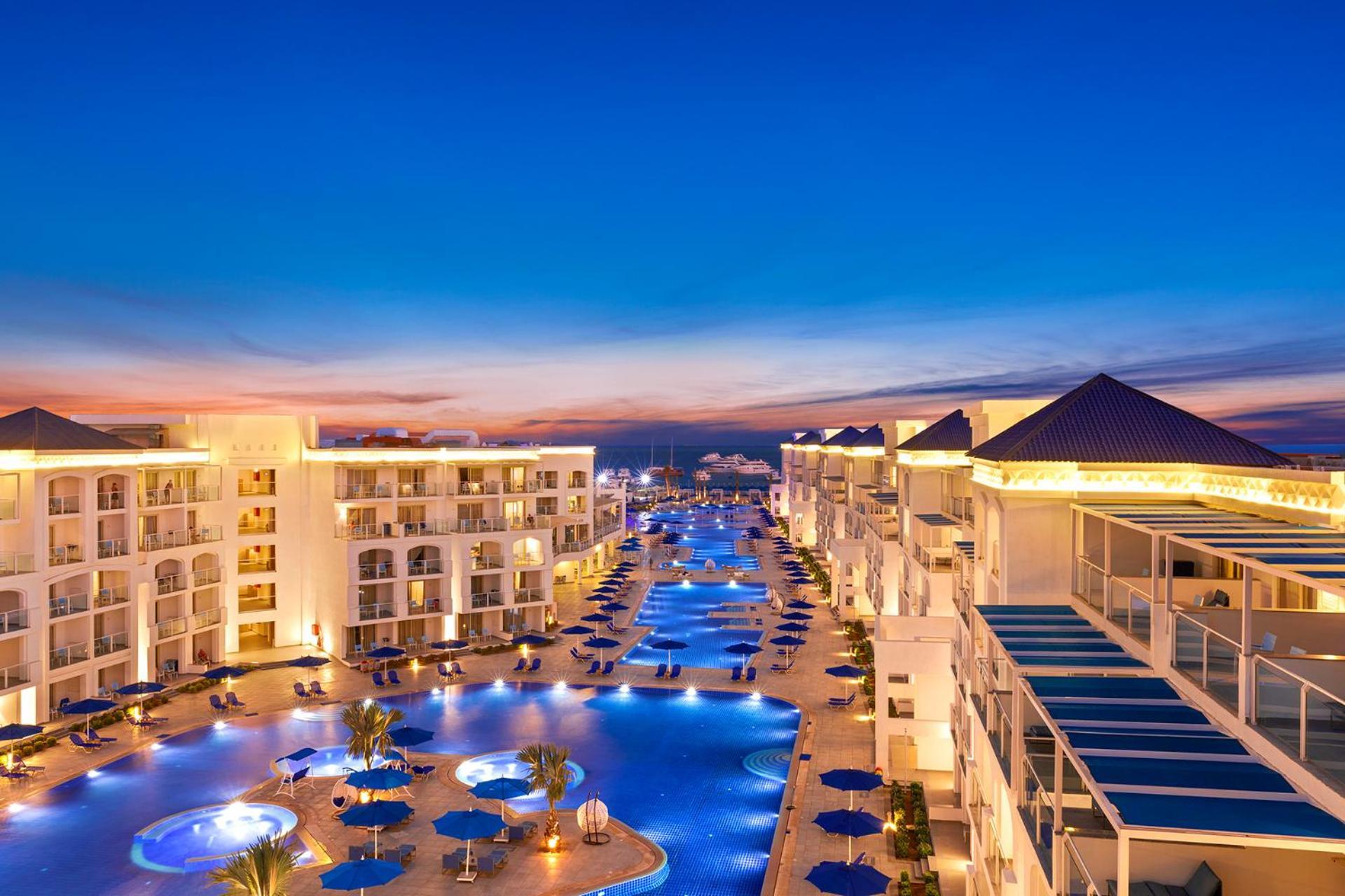 Pickalbatros Blu Spa Resort - Adults Friendly 16 Years Plus- Ultra All-Inclusive フルガダ エクステリア 写真 The resort at night